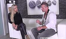 HD-video av en blondinintervju och castingsession