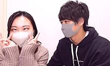 Silmät sidottu vaimo huijaa aasialaisia tyttöjä syvän kurkun ja kasvojen seksiin