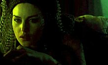 Monica Bellucci, de seios grandes, em uma cena quente de Dracula de 1992