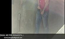 Capturado por la cámara: chicos universitarios gay se masturban en público por primera vez en un estacionamiento
