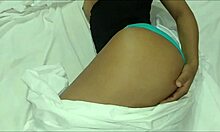 Amateur Aziatische babe geeft zich over aan masturbatie met haar volgeling