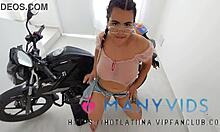 Lauren Latina, una adolescente brasileña, recibe estilo perrito en su motocicleta en Colombia