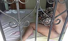 נערת שיחה ונצואלית מפתה את השכנה בגופה העירום