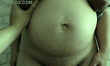 Stepmoren viser frem store bryster og gravid mage til stedsønnen sin i en hjemmelaget video