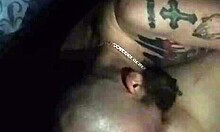 Une femme tatouée se soumet à son mari dans une vidéo torride