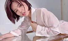 ソフトコアで検閲されていないビデオで,かわいいアジア人女性が剥がされ濡れます