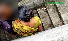 Intialainen vaimo harrastaa ulkona seksiä lankonsa kanssa