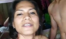 Remaja Latina dengan punggung besar mengambilnya dari jirannya dalam video tegar ini