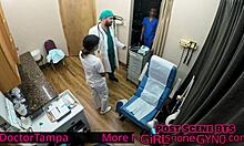 Aria Nicole, sjuksköterska, förödmjukar Genesis under den första gynekologiska undersökningen på sjukhuset