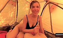 Amateurpaar verkent ruige seks op een overvolle kampeerplaats in Amsterdam met openbare POV