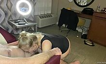 Η Jenna Jaymes, μια ξανθιά με μεγάλο στήθος, κάνει μια βαθιά πίπα στο λαιμό σε έναν μεγαλύτερο άντρα