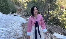Ázijská študentka sa necháva ošukať v kórejskom lese