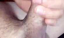 Solo-Mädchen mit kleinen Titten masturbiert in diesem Video