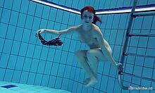 A adolescente amadora Katrin fica nua debaixo d'água em um vídeo caseiro